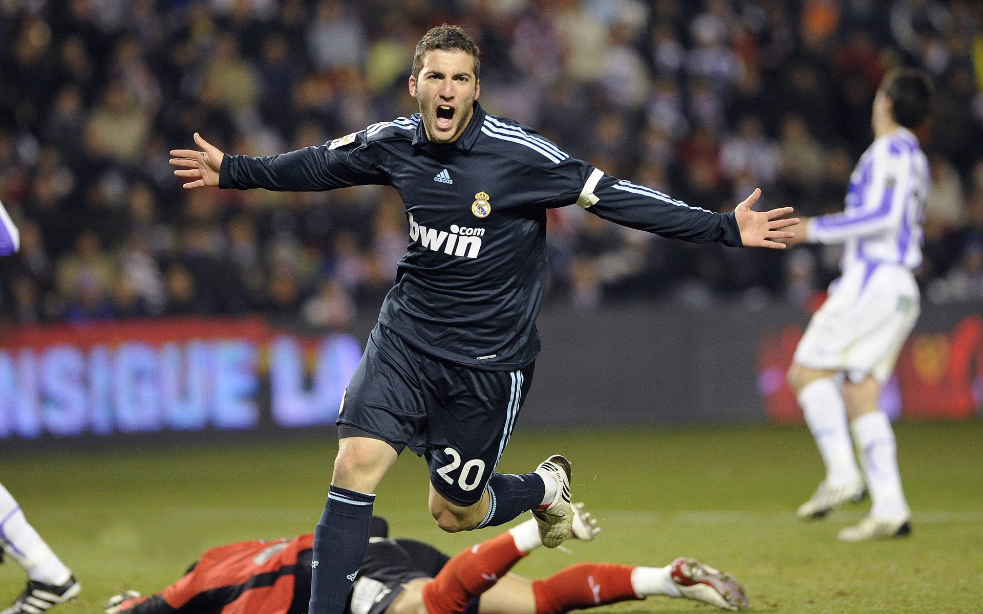 足球运动员公益事业频繁，传递体育正能量，业余足球运动员